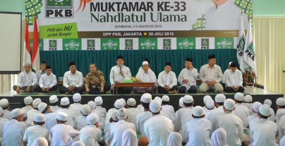 Ketua Umum DPP PKB A. Muhaimin Iskandar dan ratusan anak yatim mendoakan Muktamar NU ke-33 sukses